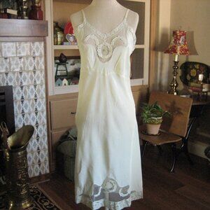Vintage Slip Nan Flower Pale Yellow Size Small XS Nylon Embroidered Appliques